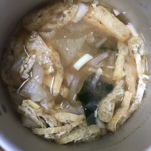 わかめと油揚げと玉ねぎの味噌汁